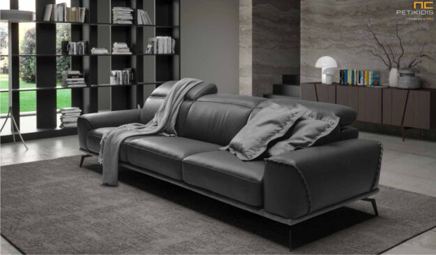 Καναπές Atria με δέρμα και μηχανισμούς στο προσκέφαλο για μεγαλύτερη ανάπαυση. Ιταλικός σχεδιασμός της εταιρείας Cubo Rosso. Διατίθεται σε μεγάλη ποικιλία χρωμάτων και διαστάσεων. Διαθέσιμο και σε μεγάλη ποικιλία υφασμάτων. Glamour minimal μοντέρνα αισθητική στο χώρο.