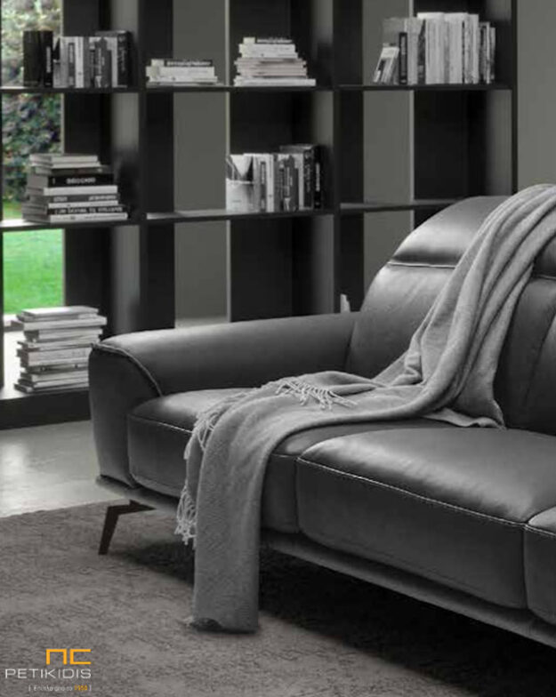 Καναπές Atria με δέρμα και μηχανισμούς στο προσκέφαλο για μεγαλύτερη ανάπαυση. Ιταλικός σχεδιασμός της εταιρείας Cubo Rosso. Διατίθεται σε μεγάλη ποικιλία χρωμάτων και διαστάσεων. Διαθέσιμο και σε μεγάλη ποικιλία υφασμάτων. Glamour minimal μοντέρνα αισθητική στο χώρο. Λεπτομέρεια μεταλλικού ποδιού και μπράτσου.