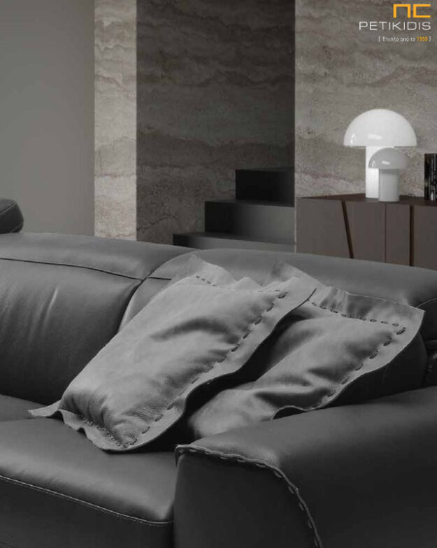 Καναπές Atria με δέρμα και μηχανισμούς στο προσκέφαλο για μεγαλύτερη ανάπαυση. Ιταλικός σχεδιασμός της εταιρείας Cubo Rosso. Διατίθεται σε μεγάλη ποικιλία χρωμάτων και διαστάσεων. Διαθέσιμο και σε μεγάλη ποικιλία υφασμάτων. Glamour minimal μοντέρνα αισθητική στο χώρο. Λεπτομέρεια μπράτσου.