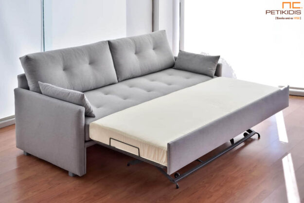 Καναπές κρεβάτι Δήλος με αποσπόμενο συρόμενο μηχανισμό. Το γκρι ύφασμά του είναι αλέκιαστο και αδιάβροχο και διατίθεται σε μεγάλη ποικιλία χρωμάτων.