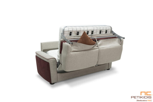 Καναπές κρεβάτι Portofino. Ιταλικός σχεδιασμός τηw εταιρείας Cubo Rosso. Διατίθεται σε μεγάλη ποικιλία χρωμάτων και υφασμάτων καθώς και σε δέρμα. Λεπτομέρεια τρόπου μετατροπής από καναπέ σε κρεβάτι. Διαθέτει θέση για αποθήκευση μαξιλαριών και κλινοσκεπασμάτων.