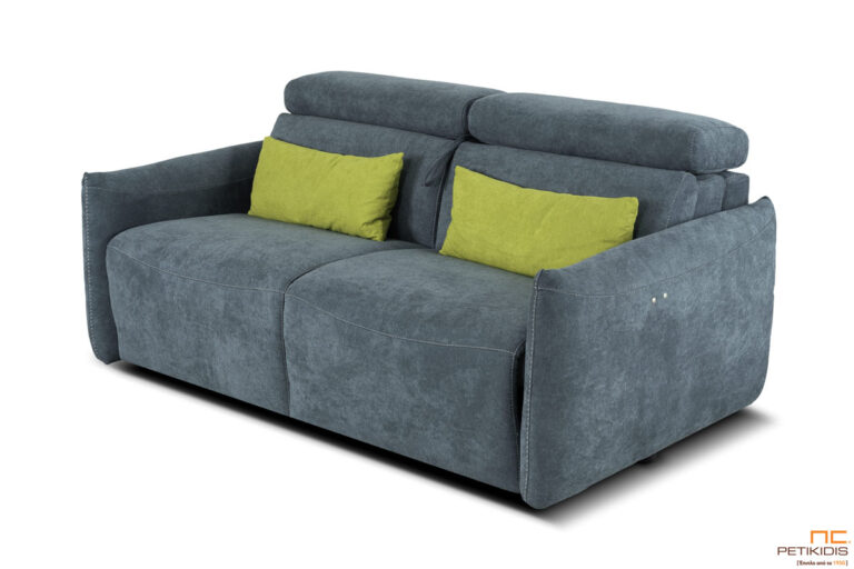 Καναπές κρεβάτι Rav με ηλεκτρικό μηχανισμό ανάκλησης και μηχανισμούς στο προσκέφαλο για μεγαλύτερη ανάπαυση. Ιταλικός σχεδιασμός της εταιρείας Cubo Rosso. Διατίθεται σε μεγάλη ποικιλία χρωμάτων και υφασμάτων καθώς και σε δέρμα.