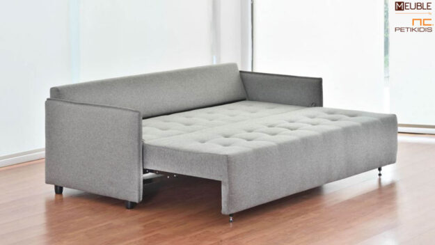 Καναπές κρεβάτι Ikaria σε μοντέρνα γραμμή, με μηχανισμό ανάκλησης. Φοράει αδιάβροχο αλέκιαστο ύφασμα σε αποχρώσεις του γκρι. Υπάρχει δυνατότητα αλλαγής υφάσματος. Λεπτομέρεια ανάκλησης.