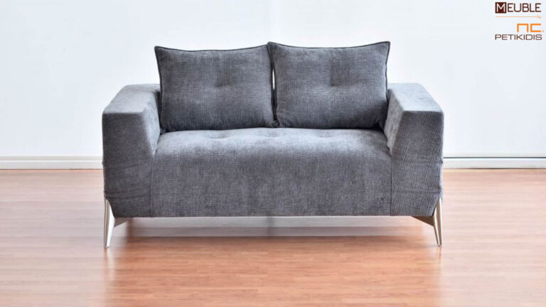 2/θέσιος καναπές κρεβάτι Μύκονος σε μοντέρνα γραμμή με πρακτικό άνοιγμα. Φοράει αδιάβροχο αλέκιαστο ύφασμα σε αποχρώσεις του γκρι. Υπάρχει δυνατότητα αλλαγής υφάσματος.