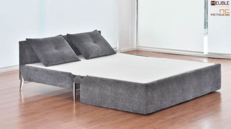 2/θέσιος καναπές κρεβάτι Μύκονος σε μοντέρνα γραμμή με πρακτικό άνοιγμα. Ο καναπές ανοιχτός μετατρέπεται σε ένα άνετο κρεβάτι 2 ατόμων. Φοράει αδιάβροχο αλέκιαστο ύφασμα σε αποχρώσεις του γκρι. Υπάρχει δυνατότητα αλλαγής υφάσματος. Λεπτομέρεια.