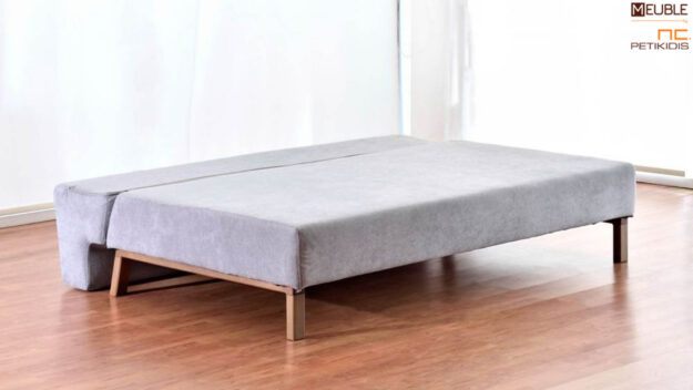 Καναπές κρεβάτι Samos σε μοντέρνα γραμμή με ξύλινα πόδια, αδιάβροχο ύφασμα σε γκρι αποχρώσεις και διακοσμητικά μαξιλάρια. Δίνεται η δυνατότητα επιλογής σε χρώμα ξύλου καθώς και στο ύφασμα. Λεπτομέρεια.