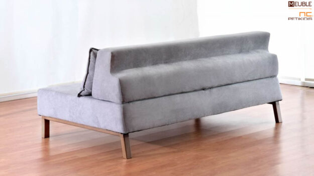 Καναπές κρεβάτι Samos σε μοντέρνα γραμμή με ξύλινα πόδια, αδιάβροχο ύφασμα σε γκρι αποχρώσεις και διακοσμητικά μαξιλάρια. Δίνεται η δυνατότητα επιλογής σε χρώμα ξύλου καθώς και στο ύφασμα. Λεπτομέρεια πλάτης.