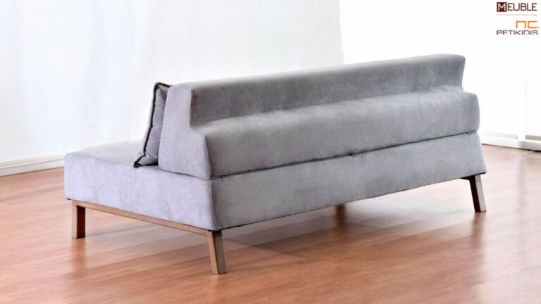 Καναπές κρεβάτι Samos σε μοντέρνα γραμμή με ξύλινα πόδια, αδιάβροχο ύφασμα σε γκρι αποχρώσεις και διακοσμητικά μαξιλάρια. Δίνεται η δυνατότητα επιλογής σε χρώμα ξύλου καθώς και στο ύφασμα. Λεπτομέρεια πλάτης.