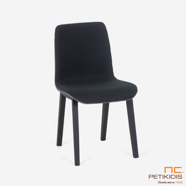 Καρέκλα Brace με ιδιαίτερο σχεδιασμό στον ξύλινο σκελετό και συνδυασμό δύο υφασμάτων σε γκρι ανοικτό και σκούρο στο κάθισμα.