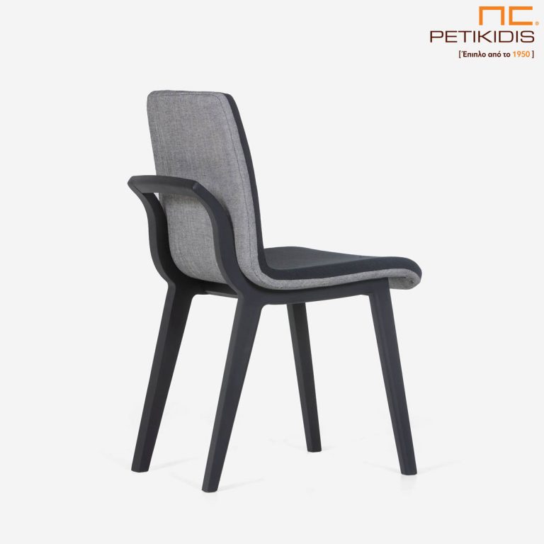 Καρέκλα Brace με ιδιαίτερο σχεδιασμό στον ξύλινο σκελετό και συνδυασμό δύο υφασμάτων σε γκρι ανοικτό και σκούρο στο κάθισμα.Λεπτομέρεια.