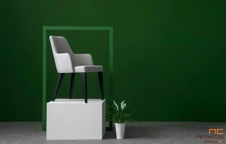 Καρεκλοπολυθρόνα Flea C5 με ξύλινο σκελετό μασίφ οξιά. Το κάθισμα και η πλάτη είναι με ύφασμα σε ανοικτούς γκρι τόνους. Το ύφασμα είναι αδιάβροχο και αλέκιαστο. Το ύψος που βρίσκονται τα μπράτσα επιτρέπει να μπουν κάτω από τα περισσότερα τραπέζια.