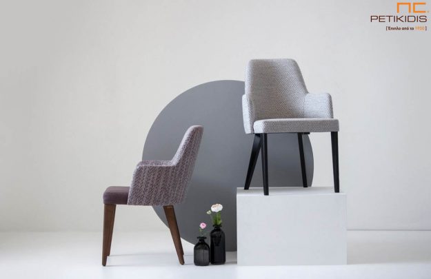 Κλασική Τραπεζαρία Καρεκλοπολυθρόνα Flea C5 με ξύλινο σκελετό μασίφ οξιά. Το κάθισμα και η πλάτη είναι με ύφασμα σε ανοικτούς γκρι τόνους. Το ύφασμα είναι αδιάβροχο και αλέκιαστο. Το ύψος που βρίσκονται τα μπράτσα επιτρέπει να μπουν κάτω από τα περισσότερα τραπέζια.