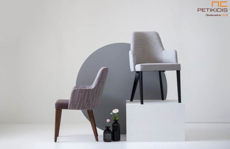 Καρεκλοπολυθρόνα Flea C5 με ξύλινο σκελετό μασίφ οξιά. Το κάθισμα και η πλάτη είναι με ύφασμα σε ανοικτούς γκρι τόνους. Το ύφασμα είναι αδιάβροχο και αλέκιαστο. Το ύψος που βρίσκονται τα μπράτσα επιτρέπει να μπουν κάτω από τα περισσότερα τραπέζια.