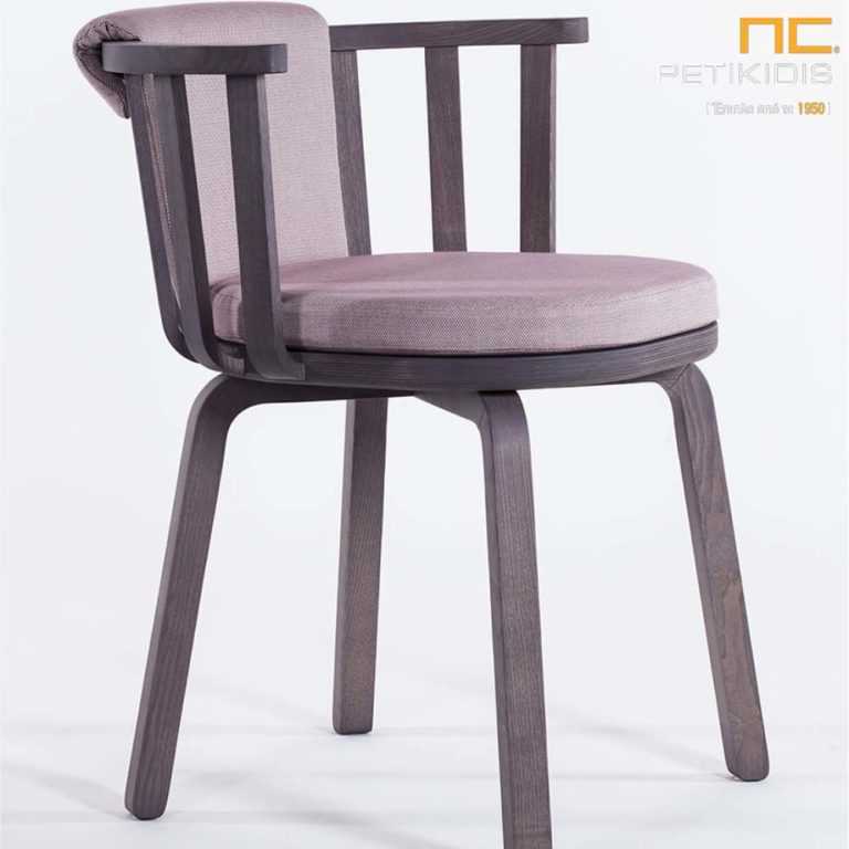 Καρεκλοπολυθρόνα Gilda με ξύλινο μασίφ σκελετό.Το μαξιλάρι στο κάθισμα και την πλάτη είναι σε γκρι χρώμα για μεγαλύτερη άνεση.