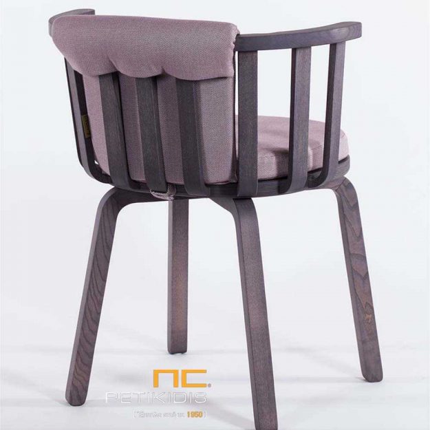 Καρεκλοπολυθρόνα Gilda με ξύλινο μασίφ σκελετό.Το μαξιλάρι στο κάθισμα και την πλάτη είναι σε γκρι χρώμα για μεγαλύτερη άνεση. Λεπτομέρεια.