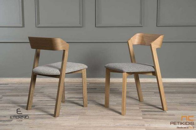 Κλασική Τραπεζαρία Καρέκλα Happy με σκελετό σε μασίφ ξύλο δρυς και μαξιλάρι στο κάθισμα με ύφασμα σε γκρι χρώμα αδιάβροχο και αλέκιαστο. Η πλάτη είναι ιδικά σχεδιασμένη για μεγαλύτερη άνεση.