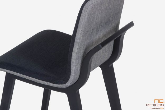 Καρέκλα Brace με ιδιαίτερο σχεδιασμό στον ξύλινο σκελετό και συνδυασμό δύο υφασμάτων σε γκρι ανοικτό και σκούρο στο κάθισμα.Λεπτομέρεια.