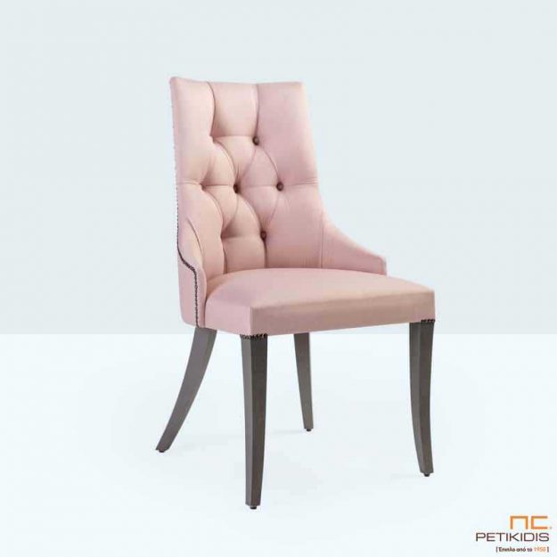 Καρέκλα Jasmin. Κλασικό σχέδιο καρεκλάς με μοντέρνες λεπτομέρειες. Ο σκελετός είναι από μασίφ οξιά και καπιτονέ ύφασμα σε μπεζ χρώμα με τρουκς στο τελείωμα.