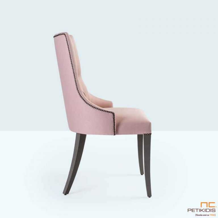 Καρέκλα Jasmin. Κλασικό σχέδιο καρεκλάς με μοντέρνες λεπτομέρειες. Ο σκελετός είναι από μασίφ οξιά και καπιτονέ ύφασμα σε μπεζ χρώμα με τρουκς στο τελείωμα. Λεπτομέρεια.