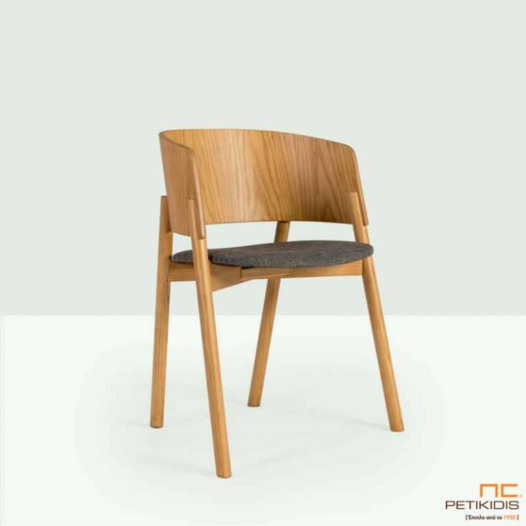 Καρεκλοπολυθρόνα Halla plus. Διαθέτει μασίφ ξύλινο σκελετό και μαξιλαράκι στο κάθισμα για μεγαλύτερη άνεση. Ο ιδιαίτερος σχεδιασμός στην πλάτη προσφέρει άνετο κάθισμα καθώς αγκαλιάζει το σώμα.