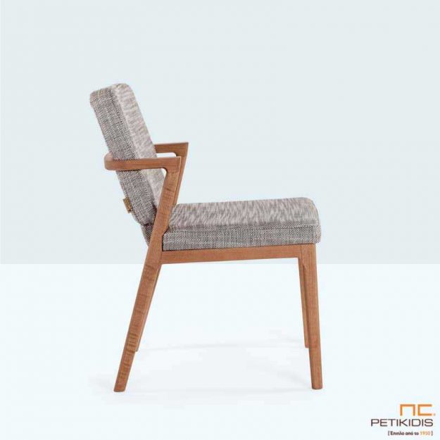 Καρέκλα Mossa με ξύλινο σκελετό από μασίφ ξύλο οξιάς και ύφασμα σε γκρι τόνους, στην πλάτη και το κάθισμα.