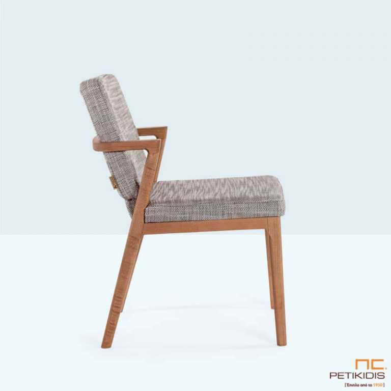 Καρέκλα Mossa με ξύλινο σκελετό από μασίφ ξύλο οξιάς και ύφασμα σε γκρι τόνους, στην πλάτη και το κάθισμα.