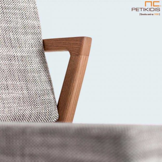 Καρέκλα mossa με ξύλινο σκελετό μασίφ οξιά και ύφασμα σε γκρι τόνους στην πλάτη και το κάθισμα. Λεπτομέρεια.