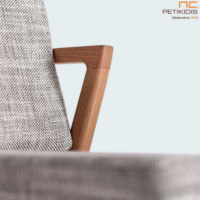 Καρέκλα mossa με ξύλινο σκελετό μασίφ οξιά και ύφασμα σε γκρι τόνους στην πλάτη και το κάθισμα. Λεπτομέρεια.