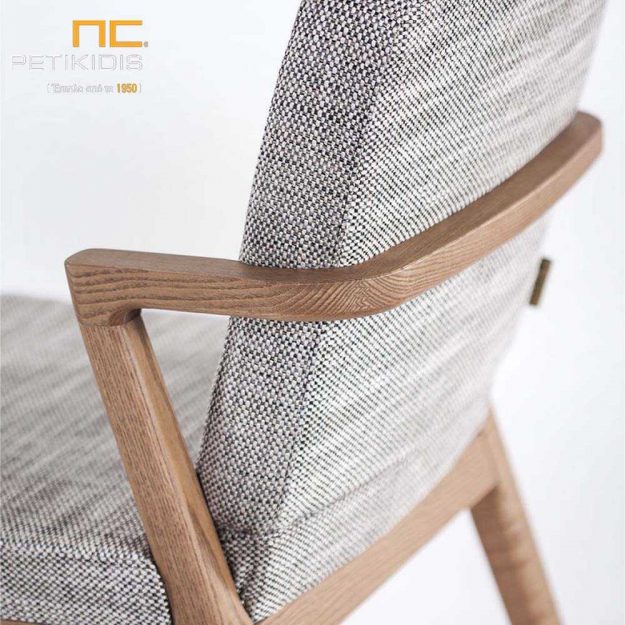 Καρέκλα mossa με ξύλινο σκελετό μασίφ οξιά και ύφασμα σε γκρι τόνους στην πλάτη και το κάθισμα. Λεπτομέρεια.