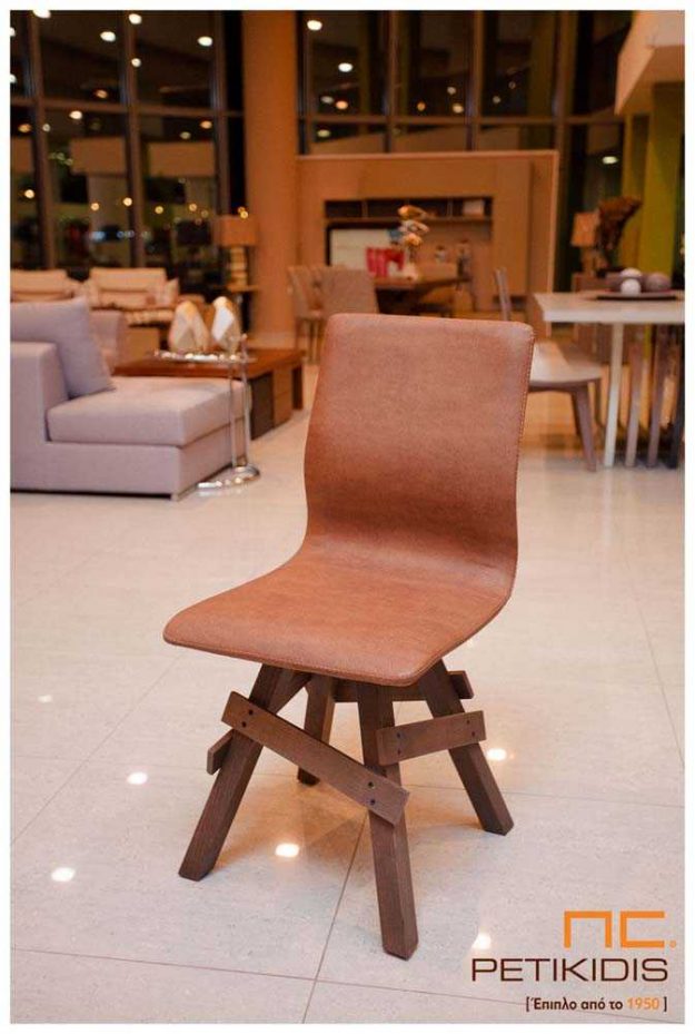Κλασική Τραπεζαρία Καρέκλα Νο36 με πόδια σε ρουστίκ σχεδιασμό από μασίφ ξύλο δρυς. Η πλάτη είναι ενιαία με το κάθισμα και επενδεδυμένα με τεχνόδερμα σε καφέ αποχρώσεις.