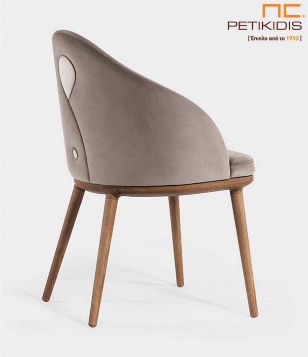 Καρέκλα Olete plus A80+ με αναπαυτικό σχεδιασμό.Διαθέτει ξύλινα μασίφ πόδια και ύφασμα στην πλάτη και το κάθισμα σε γκρι μπεζ τόνους. Ξεχωριστή είναι η λεπτομέρεια με το σχέδιο των διαφορετικών υφασμάτων στην πλάτη.