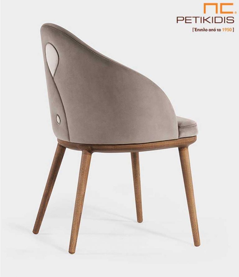 Καρέκλα Olete plus A80+ με αναπαυτικό σχεδιασμό.Διαθέτει ξύλινα μασίφ πόδια και ύφασμα στην πλάτη και το κάθισμα σε γκρι μπεζ τόνους. Ξεχωριστή είναι η λεπτομέρεια με το σχέδιο των διαφορετικών υφασμάτων στην πλάτη.