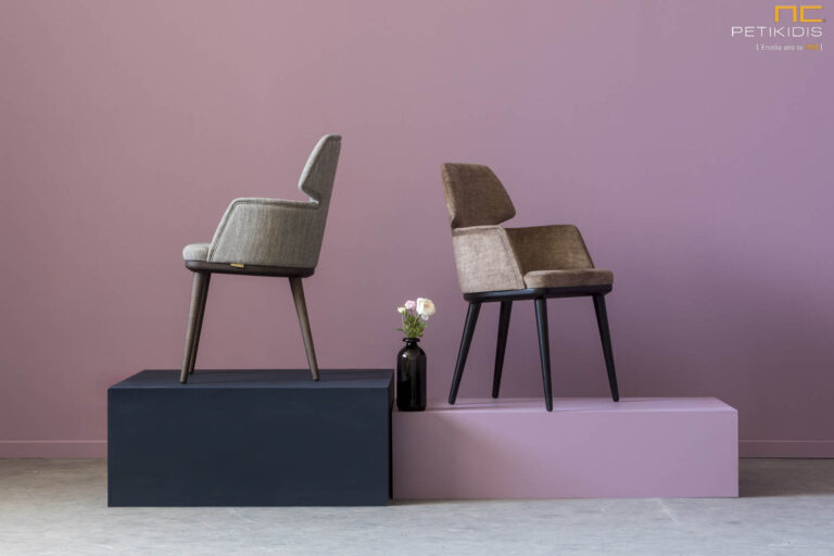 Καρέκλα με μπράτσα Abata με μασίφ ξύλινη βάση. Διατίθεται σε μεγάλη ποικιλία χρωμάτων ξύλου και αλέκιαστων υφασμάτων. Τα μπράτσα της είναι ιδανικά για τραπεζαρία καθώς μπορούν να μπούν κάτω από το τραπέζι και δεν κρατούν την καρέκλα μακριά του. Μοντέρνος σχεδιασμός.