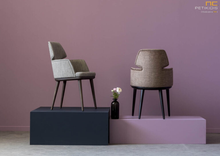 Καρέκλα με μπράτσα Abata με μασίφ ξύλινη βάση. Διατίθεται σε μεγάλη ποικιλία χρωμάτων ξύλου και αλέκιαστων υφασμάτων. Τα μπράτσα της είναι ιδανικά για τραπεζαρία καθώς μπορούν να μπούν κάτω από το τραπέζι και δεν κρατούν την καρέκλα μακριά του. Μοντέρνος σχεδιασμός.