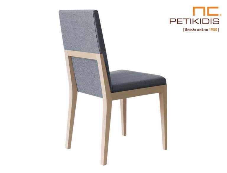 Καρέκλα Renerra με σκελετό από μασίφ οξιά.Το ύφασμα στην πλάτη και το κάθισμα είναι σε γκρι χρώμα αδιάβροχο και αλέκιαστο.Ιδιαίτερη λεπτομέρεια το διακοσμητικό ξύλο στην πλάτη. Λεπτομέρεια.