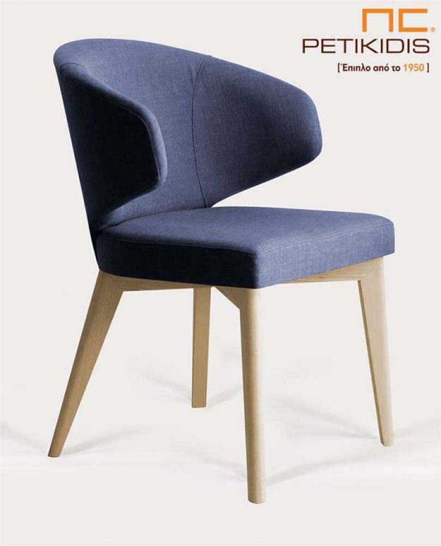 Καρέκλα Sanita με ξύλο οξιά μασίφ. Ιδιαίτερο σχέδιο στο πλάι της πλάτης και έντονο μπλε χρώμα στο ύφασμα.