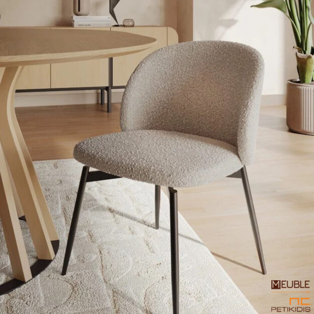 Κλασική Τραπεζαρία Καρέκλα Celine σε μίνιμαλ και μοντέρνο σχεδιασμό, με μεταλλική περιστρεφόμενη βάση. Ύφασμα μπουκλέ αδιάβροχο και αλέκιαστο σε μπέζ τόνους.
