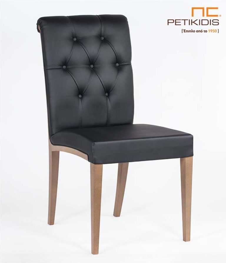 Καρέκλα Sixtina με πόδια από μασίφ δρυς και καπιτονέ πλάτη. Το τεχνόδερμα είναι σε μαύρο χρώμα.