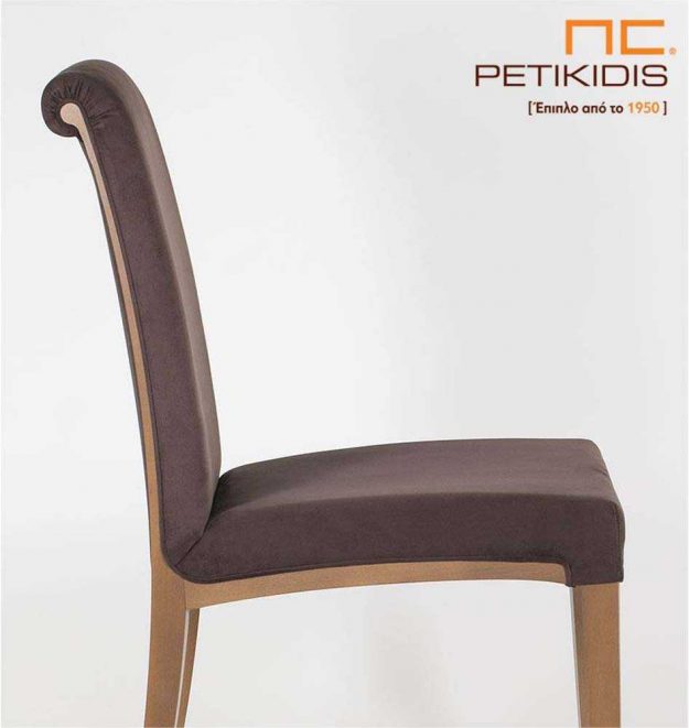 Καρέκλα Sixtina με πόδια σε μασίφ δρυς. Το ύφασμα είναι σε καφέ χρώμα αδιάβροχο και ξύλινη λεπτομέρεια στην πλάτη. Το κυλινδρικό τελείωμα της πλάτης τονίζει τον κλασσικό χαρακτήρα της καρέκλας. Λεπτομέρεια.