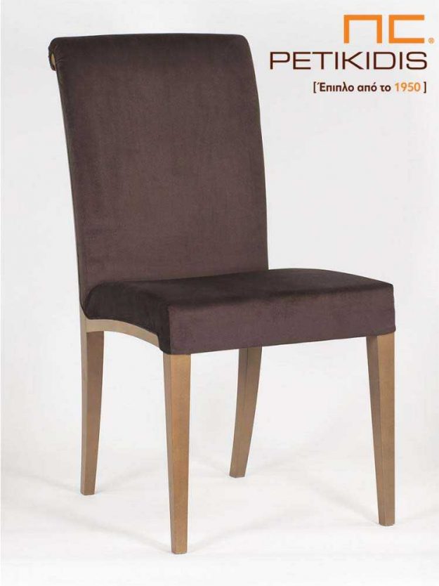 Καρέκλα Sixtina με πόδια σε μασίφ δρυς. Το ύφασμα είναι σε καφέ χρώμα αδιάβροχο και ξύλινη λεπτομέρεια στην πλάτη. Το κυλινδρικό τελείωμα της πλάτης τονίζει τον κλασσικό χαρακτήρα της καρέκλας.