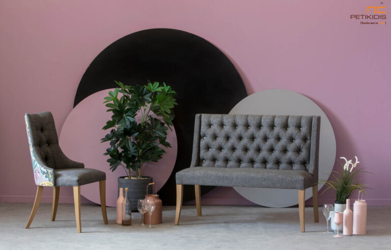 Καρέκλα και πάγκος Yasmin με μασίφ ξύλινη βάση. Κλασική αισθητική με καπιτονέ πλάτη. Διατίθεται σε μεγάλη ποικιλία χρωμάτων ξύλου και υφασμάτων.