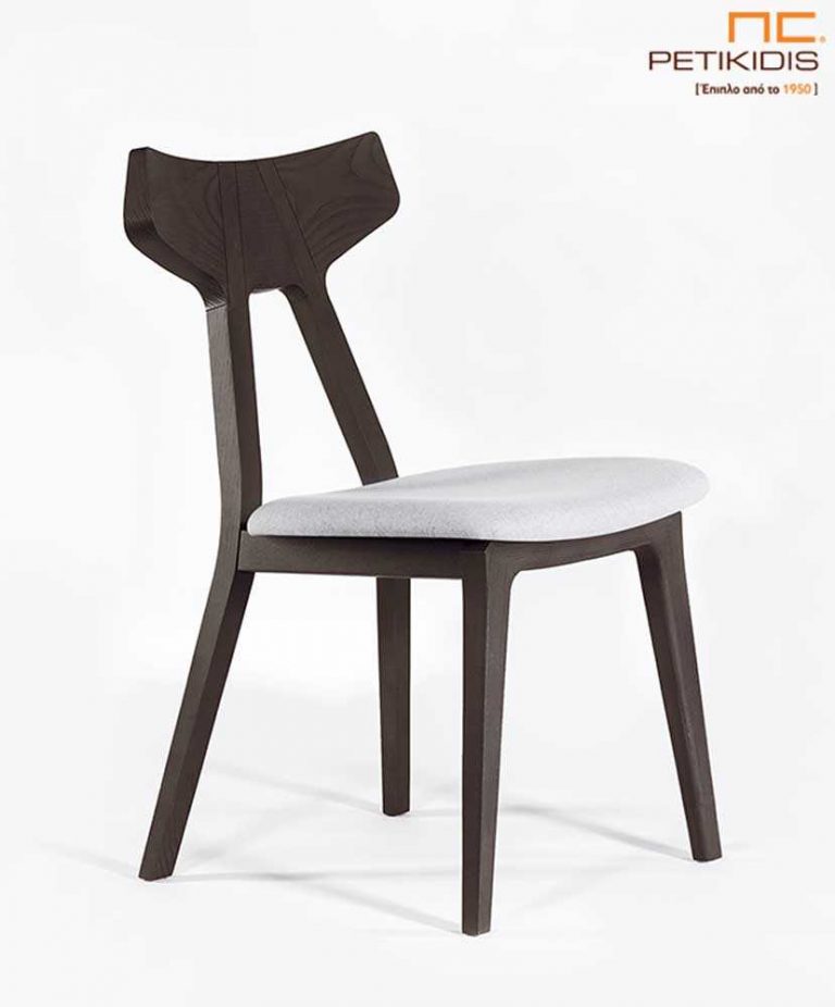 Καρέκλα Yolee+ με μασίφ ξύλινο σκελετό και μαξιλαράκι στο κάθισμα για μεγαλύτερη άνεση σε λευκό ύφασμα αδιάβροχο και αλέκιαστο.