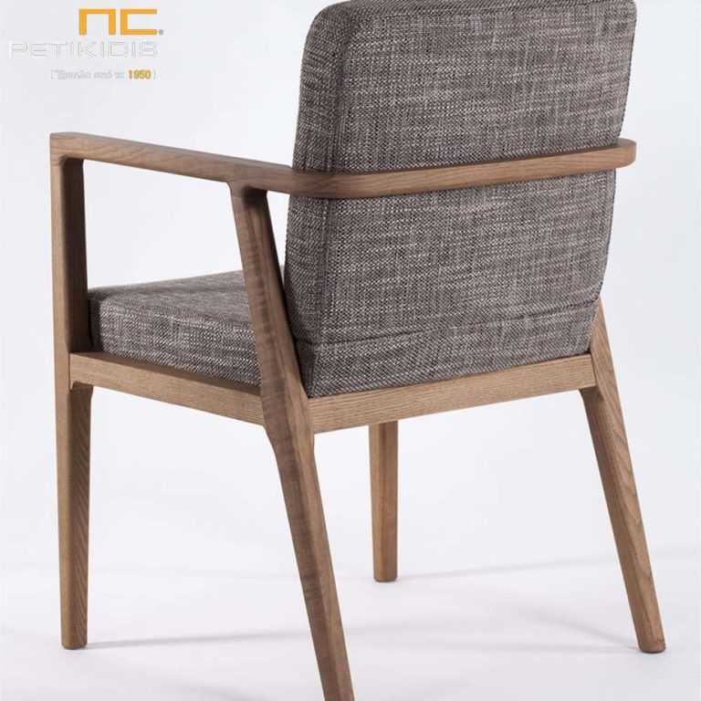 Καρεκλοπολυθρόνα Morona σε ξύλο μασίφ οξιά. Το ύφασμα είναι σε γκρι τόνους αδιάβροχο και αλέκιαστο.