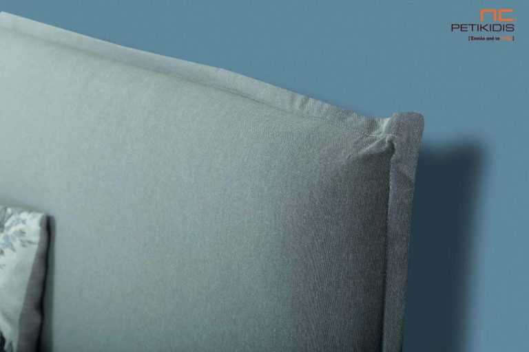 Υφασμάτινο κρεβάτι Anais της Linea Strom σε γκρι ύφασμα μονόχρωμο αλέκιαστο και αδιάβροχο. Το ύφασμα αφαιρείται από την βάση και το κεφαλάρι για εύκολο καθάρισμα. Λεπτομέρεια καφαλαριού.