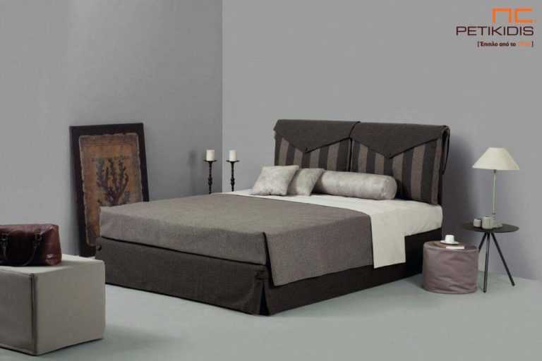 Υφασμάτινο κρεβάτι Bettina της Linea Strom σε καφέ ύφασμα μονόχρωμο και ρίγα στις μαξιλάρες του κεφαλαριού. Το ύφασμα είναι αποσπώμενο και από τη βάση και από το κεφαλάρι για εύκολο καθάρισμα.