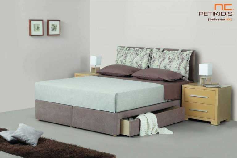 Υφασμάτινο κρεβάτι Cecil της Linea Strom σε καφέ μονόχρωμο ύφασμα και μαξιλάρες αποσπώμενες σε μπεζ καφέ λουλούδια.Το ύφασμα είναι αποσπώμενο από το κεφαλάρι. Η βάση διαθέτει συρτάρι για περισσότερο αποθηκευτικό χώρο.