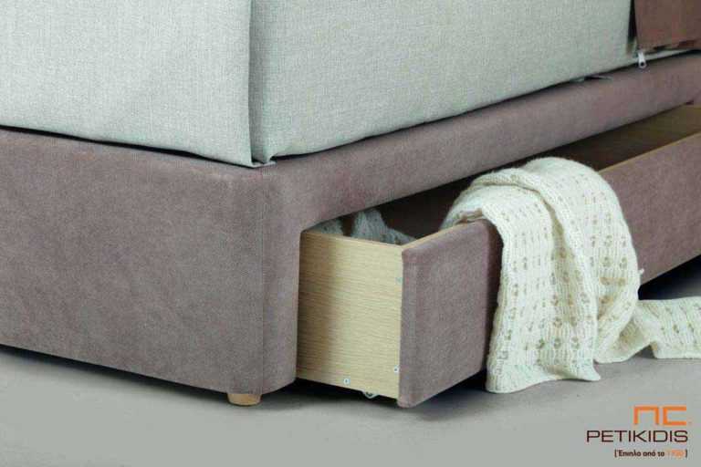 Υφασμάτινο κρεβάτι Cecil της Linea Strom σε καφέ μονόχρωμο ύφασμα και μαξιλάρες αποσπώμενες σε μπεζ καφέ λουλούδια.Το ύφασμα είναι αποσπώμενο από το κεφαλάρι. Λεπτομέρεια συρταριού βάσης.