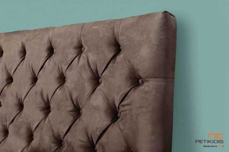 Υφασμάτινο κρεβάτι Chester της Linea Strom σε καφέ αδιάβροχο και αλέκιαστο ύφασμα με καπιτονέ κεφαλάρι. Το ύφασμα έχει τη δυνατότητα να αφαιρεθεί από όλο το κρεβάτι. Κλασική αισθητική χωρίς περιορισμούς στις διαστάσεις. Λεπτομέρεια κεφαλαριού.