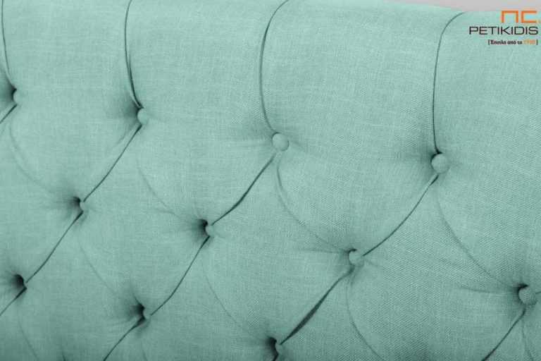 Υφασμάτινο κρεβάτι Chester της Linea Strom σε τιρκουάζ αδιάβροχο και αλέκιαστο ύφασμα με καπιτονέ κεφαλάρι. Το ύφασμα έχει τη δυνατότητα να αφαιρεθεί από όλο το κρεβάτι. Κλασική αισθητική χωρίς περιορισμούς στις διαστάσεις. Λεπτομέρεια κεφαλαριού.