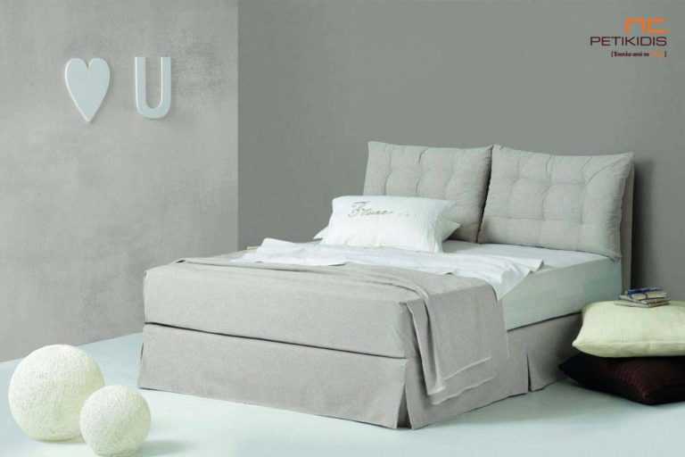 Υφασμάτινο κρεβάτι Cocoon της Linea Strom σε ανοιχτό γκρι μονόχρωμο ύφασμα.Το ύφασμα είναι αποσπώμενο και από την βάση και από το κεφαλάρι .